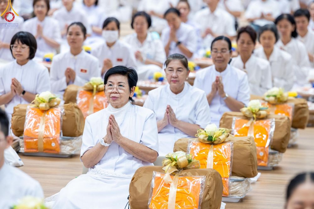 ภาพ No.180812:พิธีถวายภัตตาหารเมนูสวรรค์ และพิธีถวายอุปกรณ์กันหนาว แด่คณะพระภิกษุสามเณรวัดพระธรรมกาย วันอาทิตย์ที่ 8 ธันวาคม พ.ศ.2567 ณ สภาธรรมกายสากล วัดพระธรรมกาย