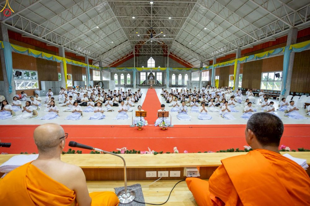 ภาพ No.249072:วันที่ 26-28 กันยายน พ.ศ. 2568 โครงการอบรม อุบาสกแก้ว อุบาสิกาแก้ว รุ่นที่ 3  ณ ศูนย์ปฏิบัติธรรมสมุทรปราการ ได้รับความเมตตาจากคณะสงฆ์ในพื้นที่  รวมถึงผู้บริหารสถานศึกษา ที่นำนักเรียนระดับมัธยมปลาย  มารับฟังข้อมูลเพื่อที่จะเป็นกำลังสำคัญ ในการเข้าร่วมขบวน