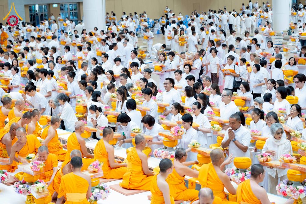 ภาพ No.270602:วันอาทิตย์ที่ 16 พฤศจิกายน พ.ศ. 2568 ถวายกองทุนโครงการอุปสมบทหมู่ 3,000 รูปทั่วไทย  รุ่นบูชาธรรมมหาปูชนียาจารย์ ณ ห้องแก้วสารพัดนึก 2 สภาธรรมกายสากล วัดพระธรรมกาย