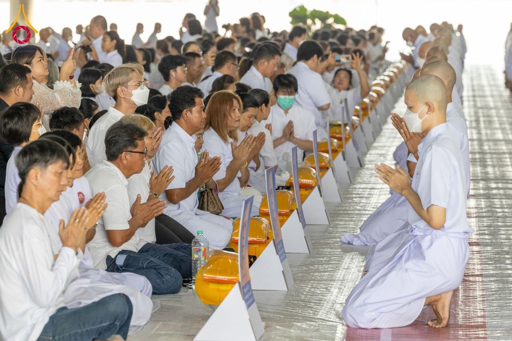 ภาพ No.62730:พิธีขอขมามอบผ้าไตร ในโครงการอุปสมบทหมู่ บูชาธรรมหลวงพ่อธัมมชโย พ.ศ.2567  โครงการอุปสมบทหมู่ธรรมทายาท ระดับอุดมศึกษา รุ่นที่51 (ภาคฤดูร้อน) โครงการบวชพระนานาชาติ AEC และ WAB รุ่นผู้บริหาร(รุ่นที่2) ณ ลานธรรม พระมหาธรรมกายเจดีย์ วันที่ 13 เมษายน พ.ศ. 2567