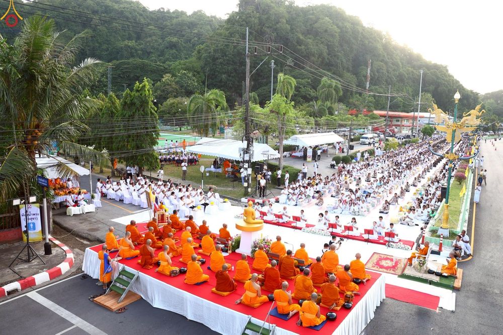 ภาพ No.235151:วันอาทิตย์ที่ 27 กรกฎาคม พ.ศ. 2568 พิธีตักบาตรพระ1,000 รูป ทำบุญเมืองพัทลุง ประธานสงฆ์ พระปริยัติวชิโรดม  เจ้าคณะจังหวัดพัทลุง ประธานฆราวาส นายรัฐศาสตร์ ชิดชู  ผู้ว่าราชการจังหวัดพัทลุง