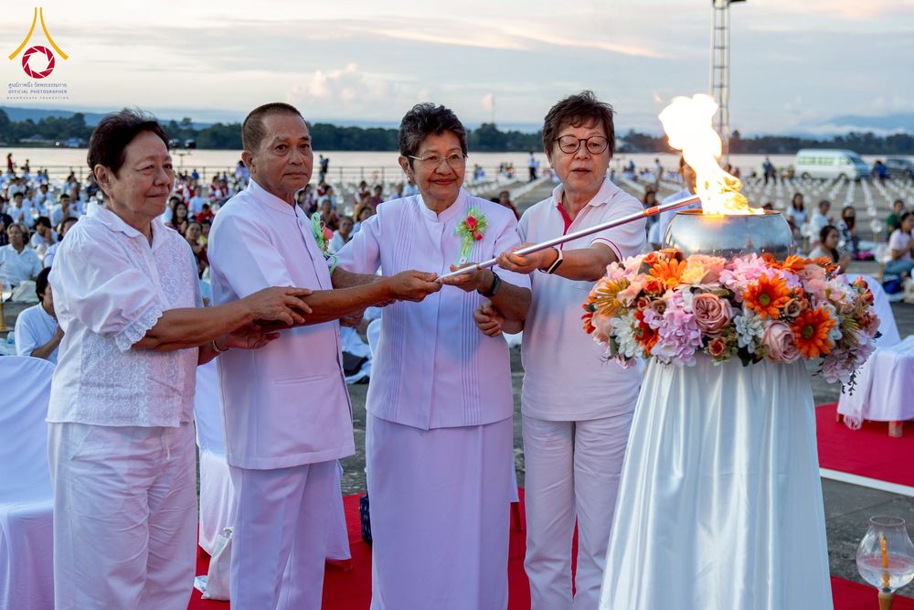 ภาพ No.250448:วันอังคารที่ 7 ตุลาคม พ.ศ. 2568 พิธีจุดประทีปบูชาพระรัตนตรัย ณ ลานธรรมปทุมรัตน์ธรรมเจดีย์ พุทธอุทยานนานาชาติ อ.โพนพิสัย จ.หนองคาย
