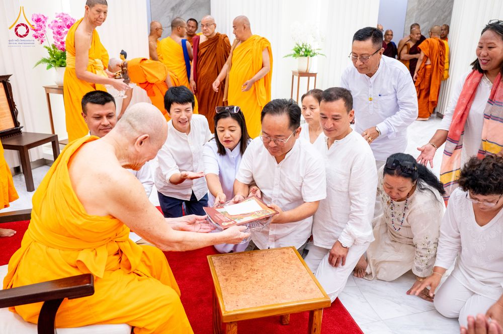 ภาพ No.325552:วันที่ 23 เมษายน พ.ศ.2569 หลวงพ่อทัตตชีโว รองเจ้าอาวาสวัดพระธรรมกาย ถวายการต้อนรับและปฏิสันถารคณะสงฆ์เมียนมาร์และเนปาล