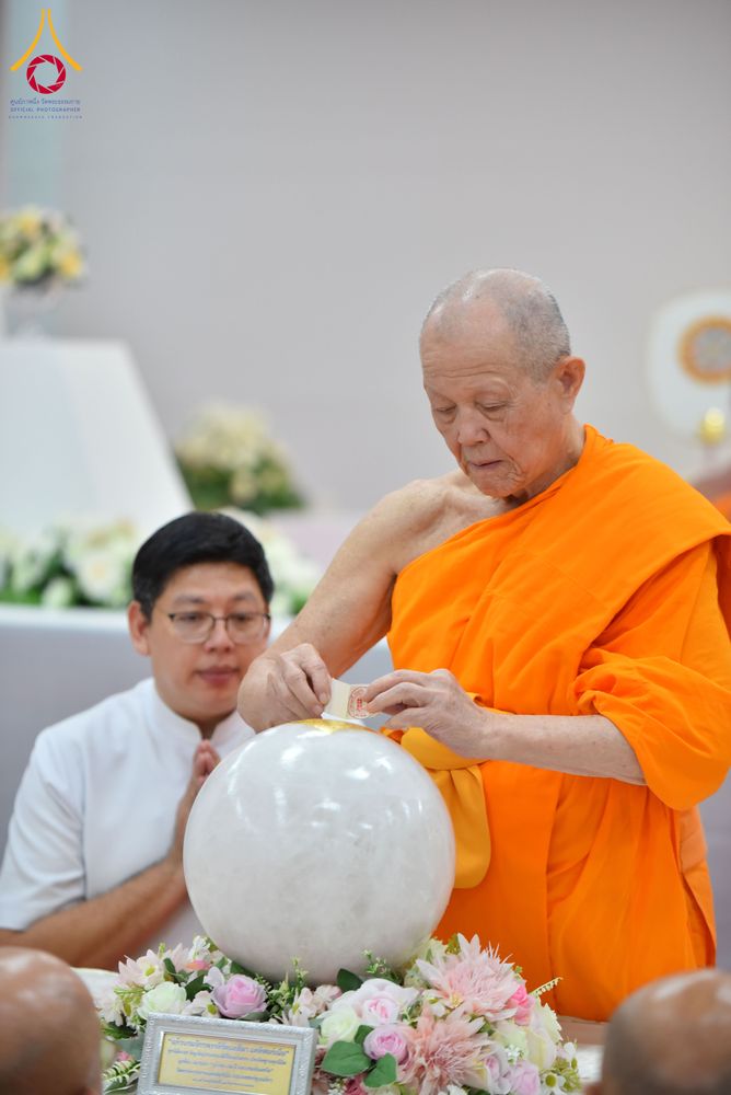 ภาพ No.294249:วันอาทิตย์ที่ 14 ธันวาคม พ.ศ.2568 พิธีเจริญพระพุทธมนต์สมโภชดวงแก้วลูกนิมิตเอก และดวงแก้วนิมิตปฏิบัติธรรม อัญเชิญประดิษฐาน  ณ วัดพระธรรมกายในประเทศสหรัฐอเมริกาและประเทศเยอรมนี 7 แห่ง ณ อาคารปลูกศรัทธา 2 วัดพระธรรมกาย