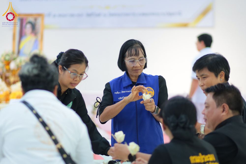 ภาพ No.327464:วันศุกร์ที่ 1 พฤษภาคม พ.ศ. 2569 รวมใจพสกนิกรชาวอำเภอคลองหลวง ประดิษฐ์ดอกไม้จันทน์ เพื่อใช้ในพิธีถวายดอกไม้จันทน์ในงานพระราชพิธีถวายพระเพลิงพระบรมศพ สมเด็จพระนางเจ้าสิริกิติ์ พระบรมราชินีนาถ พระบรมราชชนนีพันปีหลวง ณ วัดพระธรรมกาย