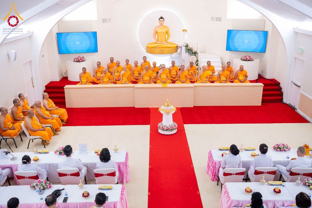 คณะสงฆ์นั่งบนอาสนะหน้าพระประธานสีทองภายในวัด โดยมีพุทธศาสนิกชนนั่งร่วมพิธีอยู่ด้านล่าง