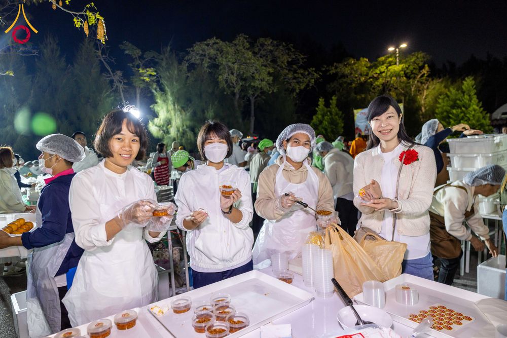 ภาพ No.292514:วันที่ 12 มกราคม พ.ศ. 2569 พิธีถวายภัตตาหารเป็นสังฆทาน แด่พระธรรมยาตรา ณ อนุสรณ์สถานมหาวิหารพระมงคลเทพมุนี (โลตัสแลนด์) อ.สองพี่น้อง จ.สุพรรณบุรี ในโครงการธรรมยาตรา กตัญญูบูชา มหาปูชนียาจารย์ พระมงคลเทพมุนี(สด จนฺทสโร) พระผู้ปราบมาร อนุสรณ์สถาน 7 แห่ง ปี