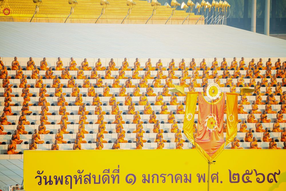 ภาพ No.279736:วันที่ 1 มกราคม พ.ศ.2569 พิธีตักบาตรในวันขึ้นปีใหม่ ณ ลานธรรม วัดพระธรรมกาย