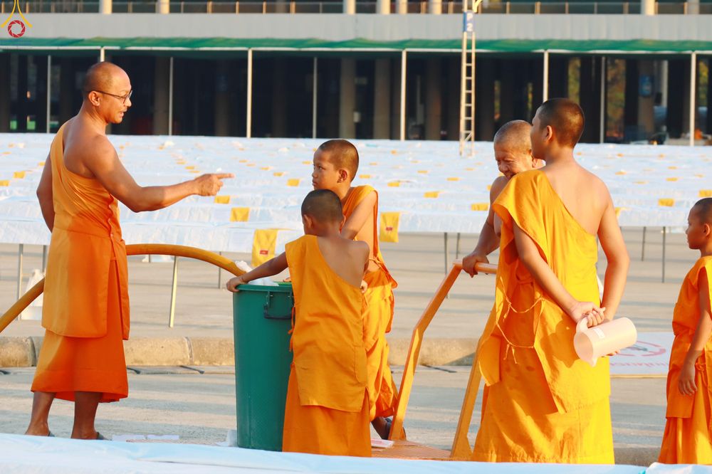 ภาพ No.321507:วันที่ 9-10 เมษายน พ.ศ.2569 การเตรียมงาน มัดถุงน้ำ ถ่วงขาโต๊ะไทยธรรม เพื่องานถวายมหาสังฆทาน 40,000 กว่าวัดทั่วประเทศ วันคุ้มครองโลก 22 เมษายน พ.ศ.2569 วัดพระธรรมกาย