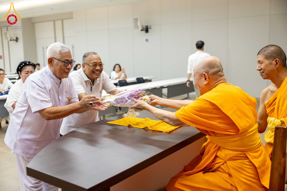 ภาพ No.324889:วันพฤหัสบดีที่ 23 เมษายน พ.ศ.2569  หลวงพ่อทัตตชีโว รองเจ้าอาวาสวัดพระธรรมกาย ถวายการต้อนรับและปฏิสันถารคณะชาวอินโดนีเซีย