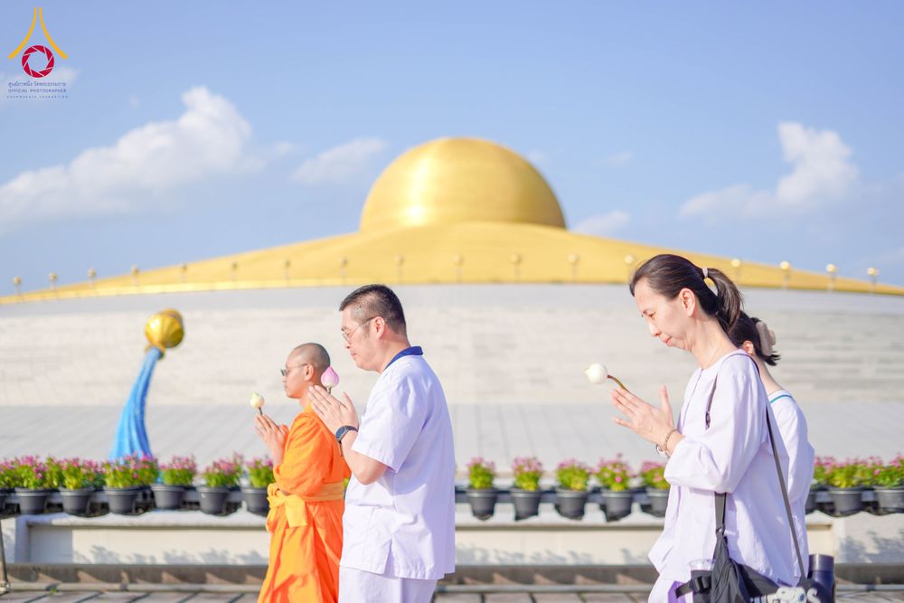ภาพ No.340407:วันที่  12 - 22 กรกฎาคม พ.ศ.2569 ชาวต่างชาติจากประเทศกัวเตมาลา รัสเซีย เซอร์เบีย เยอรมัน อเมริกา สเปน สิงคโปร์ และศรีลังกา  เยี่ยมชมวัด เรียนรู้วิธีการนั่งสมาธิ และกราบสักการะพระมหาธรรมกายเจดีย์ ณ วัดพระธรรมกาย