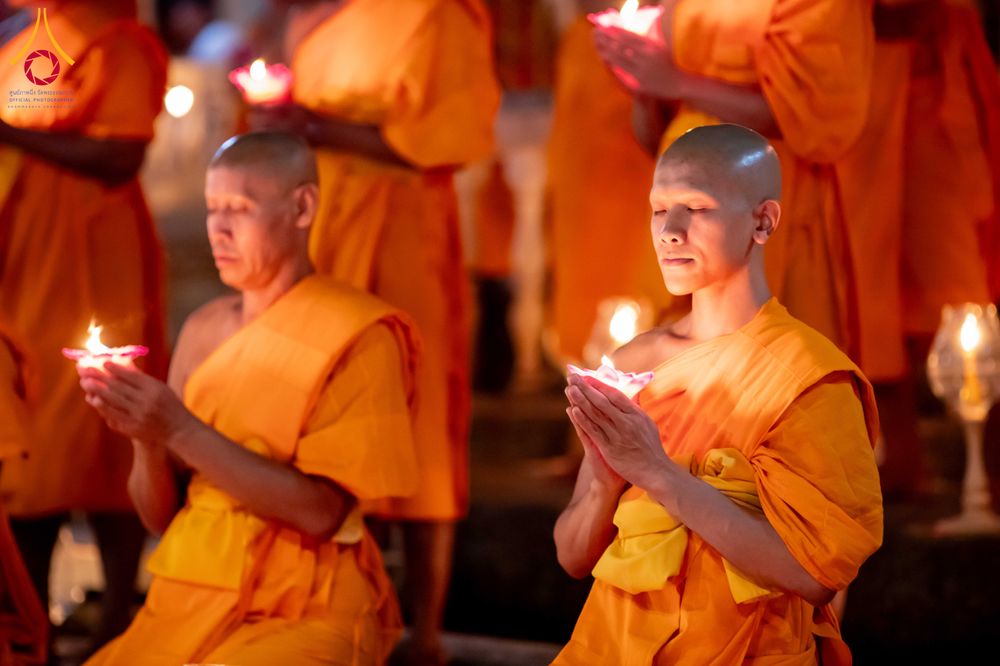 ภาพ No.297473:วันที่ 16 มกราคม พ.ศ. 2569 พิธีลอยประทีปธรรมถวายเป็นพุทธบูชา และบูชาธรรมมหาปูชนียาจารย์  ณ วัดโบสถ์บน ต.บางคูเวียง จ.นนทบุรี อนุสรณ์สถานลำดับที่ 4 สถานที่เกิดด้วยกายธรรม ในโครงการธรรมยาตรา กตัญญูบูชา มหาปูชนียาจารย์ พระมงคลเทพมุนี(สด จนฺทสโร) พระผู้ปราบม