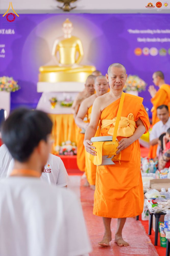 ภาพ No.283533:วันอาทิตย์ที่ 21 ธันวาคม  2568 พิธีบิณฑบาตฉลองสามเณรใหม่ ประเทศอินโดนีเซีย