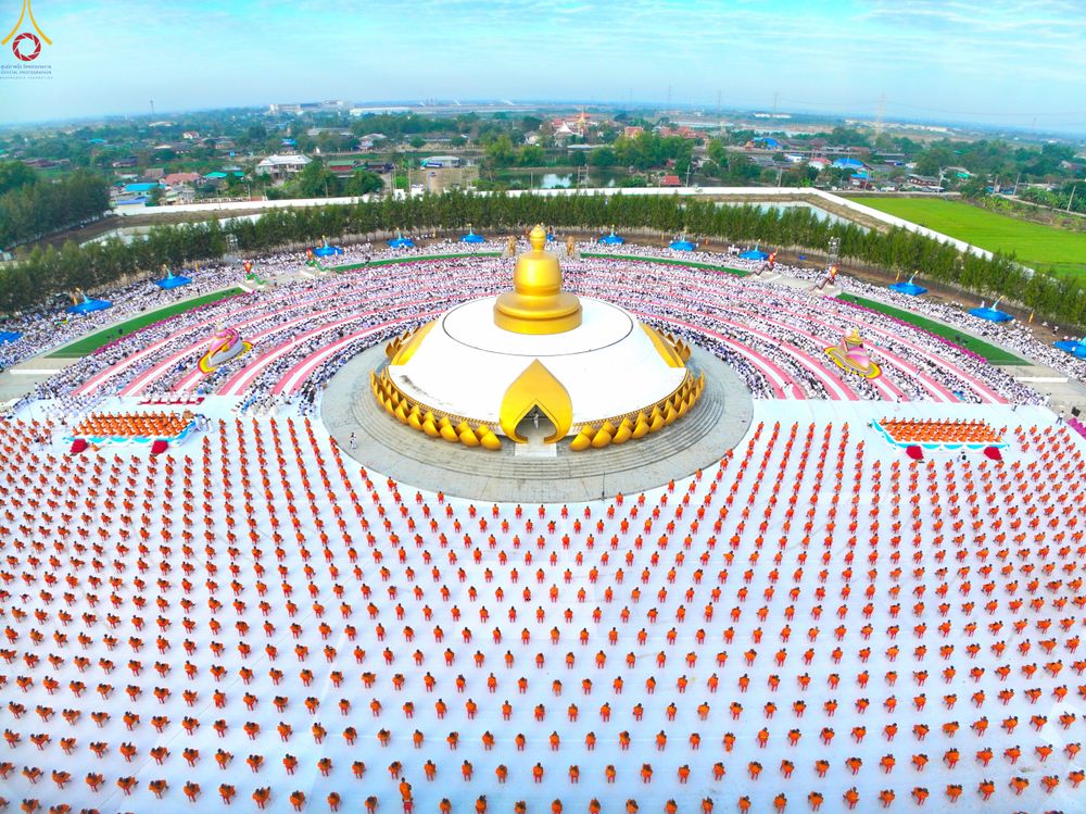 ภาพ No.302587:วันที่ 24 มกราคม พ.ศ. 2569 พิธีตักบาตรพระธรรมยาตรา(ภาพชุดที่ 2) ณ อนุสรณ์สถานลำดับที่ 5 สถานที่เผยแผ่วิชชาธรรมกายครั้งแรก อนุสรณ์สถานบางปลา วัดบางปลา อำเภอบางเลน จังหวัดนครปฐม ในโครงการธรรมยาตรา กตัญญูบูชา มหาปูชนียาจารย์ พระมงคลเทพมุนี(สด จนฺทสโร) พระผู