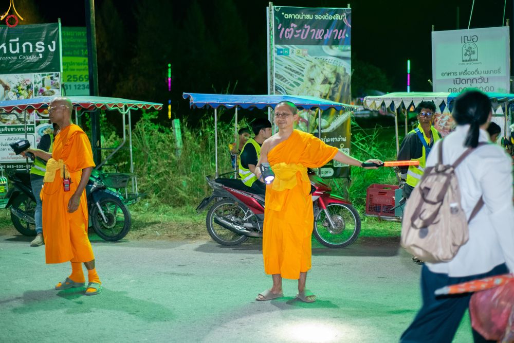 ภาพ No.301577:ภาพเบื้องหลังอาสาสมัครรวมใจ ชุดที่ 4 ในโครงการธรรมยาตรา กตัญญูบูชา มหาปูชนียาจารย์ พระมงคลเทพมุนี(สด จนฺทสโร) พระผู้ปราบมาร อนุสรณ์สถาน 7 แห่ง ปีที่ 14