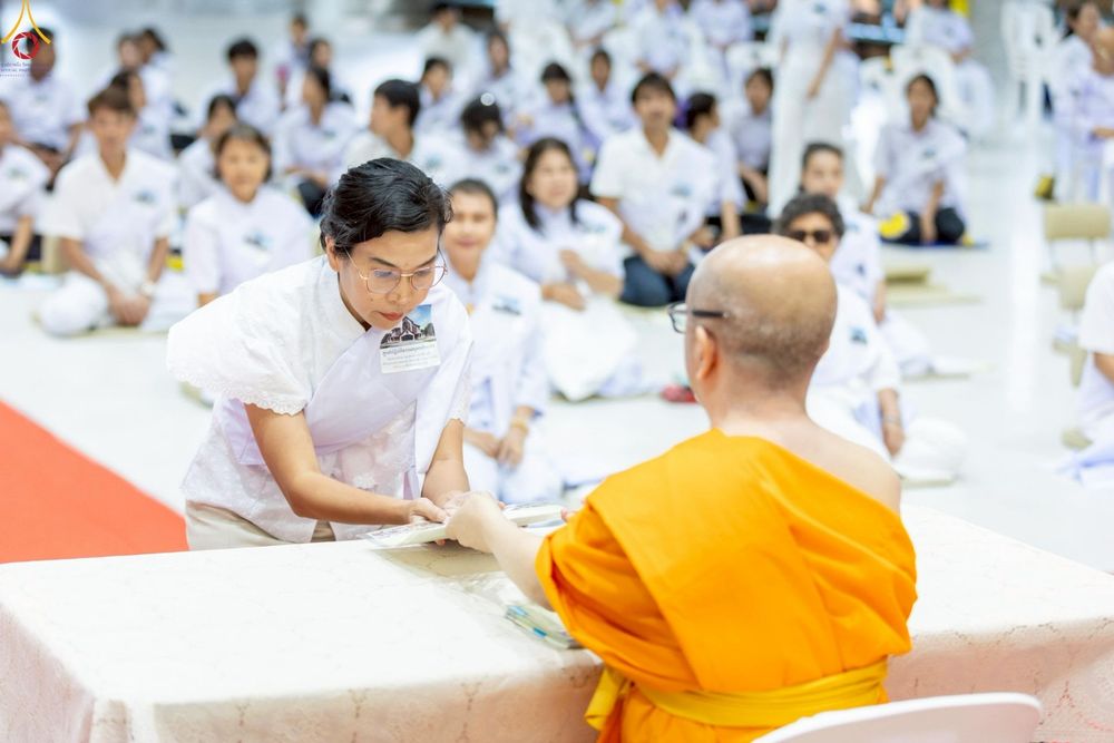 ภาพ No.249109:วันที่ 26-28 กันยายน พ.ศ. 2568 โครงการอบรม อุบาสกแก้ว อุบาสิกาแก้ว รุ่นที่ 3  ณ ศูนย์ปฏิบัติธรรมสมุทรปราการ ได้รับความเมตตาจากคณะสงฆ์ในพื้นที่  รวมถึงผู้บริหารสถานศึกษา ที่นำนักเรียนระดับมัธยมปลาย  มารับฟังข้อมูลเพื่อที่จะเป็นกำลังสำคัญ ในการเข้าร่วมขบวน