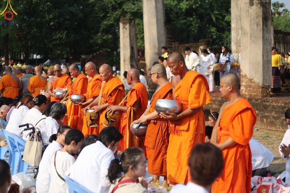 ภาพ No.58728:พิธีตักบาตรพระ ๑,๐๐๐ รูป สมโภชครบรอบ ๘๐๐ ปี พระบรมธาตุเมืองเชลียง ณ วัดพระศรีรัตนมหาธาตุ ราชวรวิหาร  (วัดพระปรางค์) ต.ศรีสัชนาลัย  อ.ศรีสัชนาลัย จ.สุโขทัย วันพฤหัสบดีที่ ๒๕ เมษายน พ.ศ. ๒๕๖๗