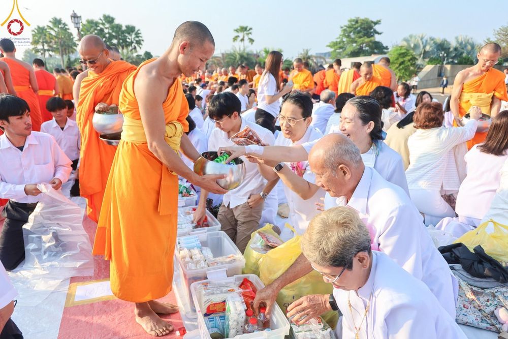ภาพ No.180455:พิธีตักบาตรพระ ๑,๐๐๐ รูป ฉลองเมืองลำปาง ๑,๓๔๔ ปี วันเสาร์ที่ ๗ ธันวาคม พ.ศ. ๒๕๖๗ ณ ลานพระบรมราชานุสาวรีย์ พระนเรศวรมหาราช อ.เกาะคา จ.ลำปาง
