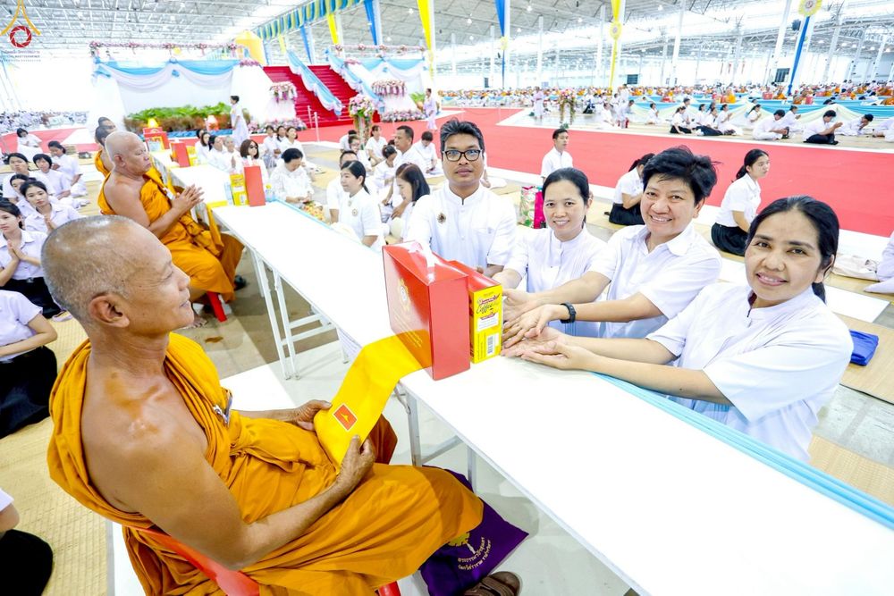 ภาพ No.236383:วันที่ 3 สิงหาคม พ.ศ. 2568 พิธีถวายมหาสังฆทานคณะสงฆ์ 2,000 กว่าวัดทั่วประเทศ ปีที่ 25 , พิธีถวายไทยธรรมคณะสงฆ์ 323 วัด 4 จังหวัดชายแดนภาคใต้ ณ วัดพระธรรมกาย