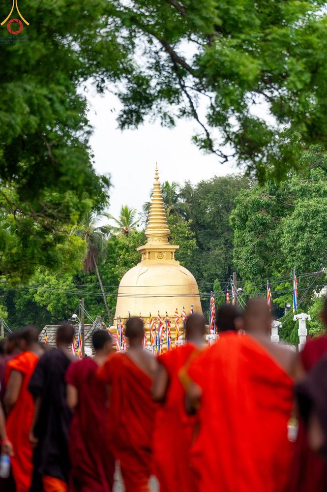 ภาพ No.139450:พิธีตักบาตรรอบเมืองดัมบุลล่า เทศกาลวิสาขบูชาแห่งชาติ ศรีลังกา เมื่อวันที่ 16 พฤษภาคมที่ผ่านมา คณะสงฆ์จากวัดพระธรรมกาย และคณะพระภิกษุสามเณรศรีลังกา ในโครงการสยาม-ลังกา ธรรมยาตรา ฉลองเทศกาลวิสาขบูชาแห่งชาติ ศรีลังกา บูชาธรรม 80 ปีหลวงพ่อธัมมชโย