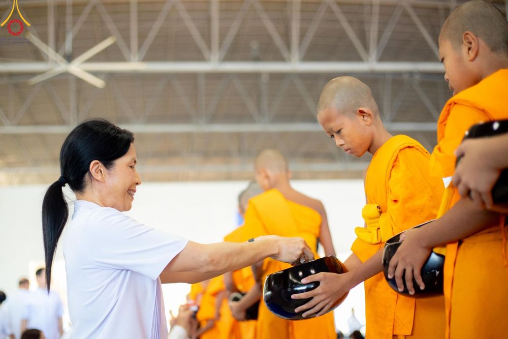 ภาพ No.177612:พิธีตักบาตรและพิธีบูชาข้าวพระ ในวันอาทิตย์ต้นเดือนที่ 1 ธันวาคม พ.ศ. 2567 ณ สภาธรรมกายสากล วัดพระธรรมกาย