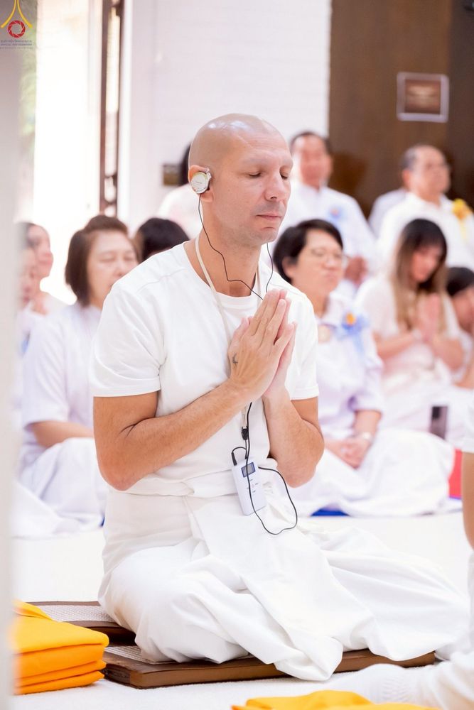 ภาพ No.252273:วันที่ 4-5 ตุลาคม พ.ศ. 2568  วัดพระธรรมกายแคลิฟอร์เนีย ประเทศสหรัฐอเมริกา ได้จัดพิธีตัดปอยผม โดยคณะสงฆ์ ญาติ ๆ และสาธุชน ให้กับนาคธรรมทายาท 8 ท่าน และได้จัดพิธีบรรพชา-อุปสมบท ฉลองพิธีทอดกฐินบรมจักรพรรดิ สร้างอุโบสถ 82 ปี บูชาธรรมหลวงพ่อธัมมชโย