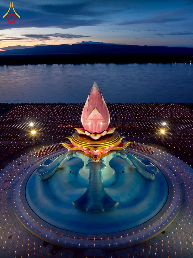 ภาพ No.250485:วันอังคารที่ 7 ตุลาคม พ.ศ. 2568 พิธีจุดประทีปบูชาพระรัตนตรัย ณ ลานธรรมปทุมรัตน์ธรรมเจดีย์ พุทธอุทยานนานาชาติ อ.โพนพิสัย จ.หนองคาย