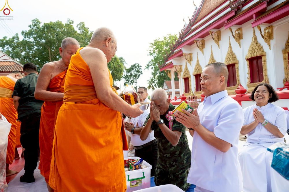 ภาพ No.234417:วันพฤหัสบดีที่ 24 กรกฎาคม พ.ศ. 2568 พิธีถวายสังฆทานแก่คณะสงฆ์ 323 วัด , พิธีมอบกองทุนหนุนแรงใจช่วยครูใต้ , พิธีทำบุญส่วนกุศลแด่ผู้วายชนม์ ในเหตุการณ์ความไม่สงบ 4 จังหวัด ชายแดนภาคใต้ (ปัตตานี , ยะลา , นราธิวาส , สงขลา) ปีที่ 21 ครั้งที่ 179 ณ วัดเวฬุวัน 
