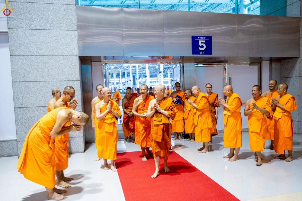 ภาพ No.233804:วันเสาร์ที่ 19 กรกฎาคม พ.ศ.2568 วันมหารำลึก ครั้งที่ 35 พิธีรำลึกถึงนักสร้างบารมี , พิธีสวดพระพุทธมนต์ , พิธีทอดผ้าบังสกุลและถวายไทยธรรม วัดพระธรรมกาย