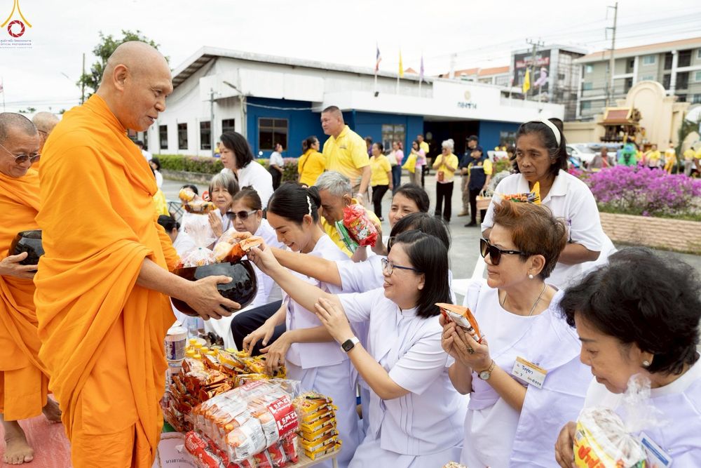 ภาพ No.242015:วันอาทิตย์ที่ 31 สิงหาคม พ.ศ. 2568 พิธีทำบุญแด่คณะสงฆ์ 122 รูป ฉลอง 121 ปี อำเภอคลองหลวง จ.ปทุมธานี เพื่อนำส่งช่วยเหลือคณะสงฆ์ 323 วัด 4 จังหวัดชายแดนภาคใต้ และช่วยเหลือประชาชนจากเหตุปะทะ แนวชายแดนไทย-กัมพูชา ณ บริเวณหน้าที่ว่าการอำเภอคลองหลวง 