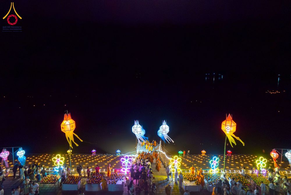 ภาพ No.266230:วันพุธที่ 5 พฤศจิกายน พ.ศ. 2568 (วันพระ ขึ้น 15 ค่ำ เดือน 12) พิธีจุดประทีปโคมลาน, โคมลอย และลอยกระทง ถวายประทีปเป็นพุทธบูชา สร้างความสว่างไสวให้กับแผ่นดินด้วยแสงธรรม ณ พุทธอุทยานนานาชาติ จังหวัดหนองคาย