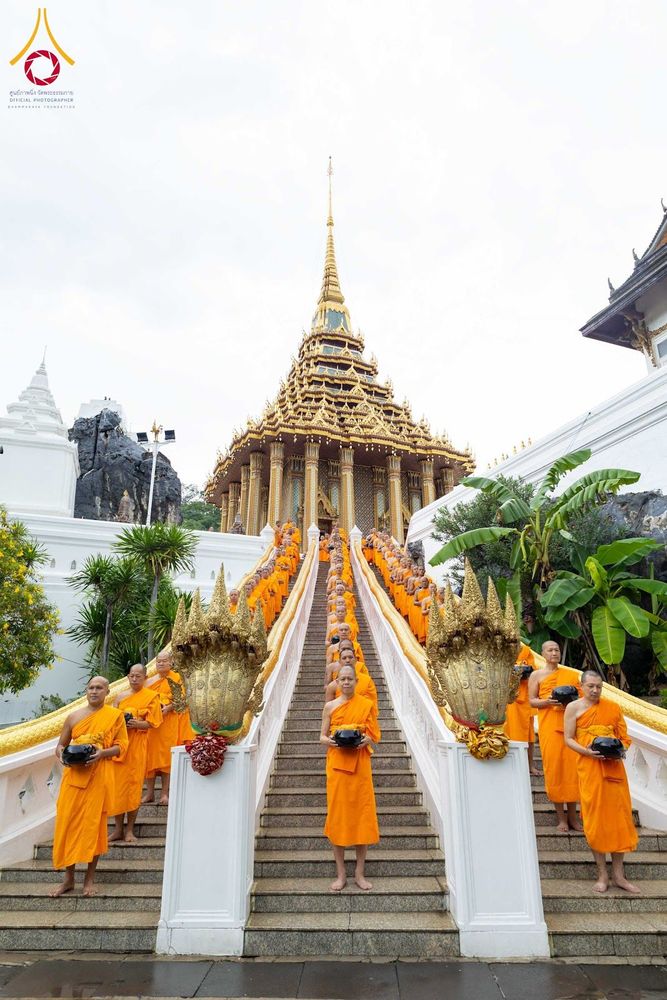 สามเณรจำนวนมากเดินเรียงแถวลงบันไดวัดเพื่อรับบิณฑบาต โดยมีฉากหลังเป็นพระมณฑปสีทอง