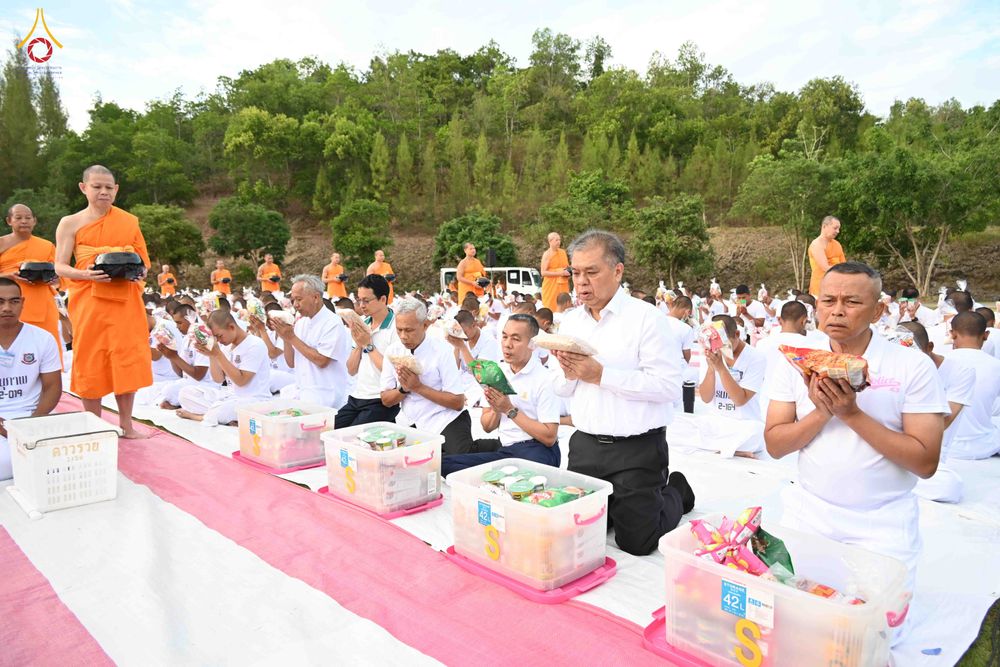 ภาพ No.341017:วันที่ 26 กรกฎาคม พ.ศ. 2569 โครงการพัฒนาคุณธรรม จริยธรรม สำหรับนักเรียนนายสิบตำรวจ (นสต.) รุ่นที่ 17 ศูนย์ฝึกอบรมตำรวจภูธรภาค 1 ได้จัดกิจกรรม ตักบาตรเพื่อน้อมอุทิศถวายเพื่อเป็นพระราชกุศลฯ  และปฏิบัติธรรม ติวธรรมมะ ณ ศูนย์ปฏิบัติธรรมเวิล์ดพีช วัลเล่ย์ (Wo