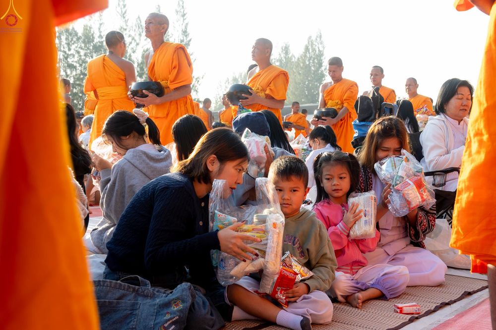 ภาพ No.292434:วันที่ 11 มกราคม พ.ศ. 2569 พิธีตักบาตรพระธรรมยาตรา ณ อนุสรณ์สถานคลองบางนางแท่น อ.สามพราน จ.นครปฐม ในโครงการธรรมยาตรา กตัญญูบูชา มหาปูชนียาจารย์ พระมงคลเทพมุนี(สด จนฺทสโร) พระผู้ปราบมาร อนุสรณ์สถาน 7 แห่ง ปีที่ 14