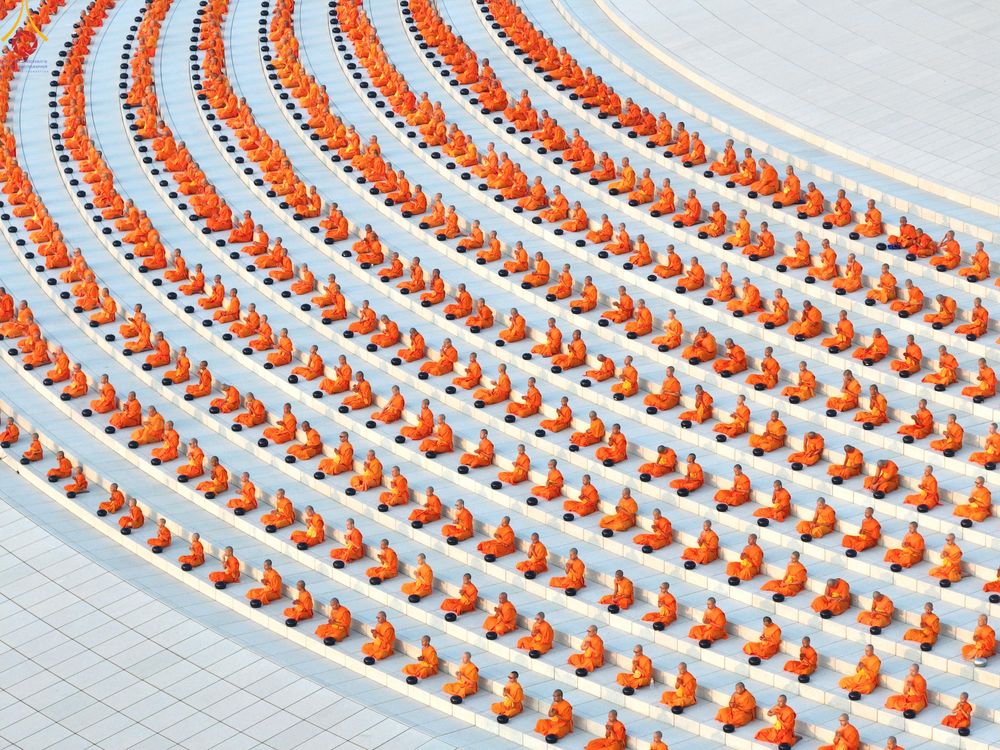 ภาพ No.279747:วันที่ 1 มกราคม พ.ศ.2569 พิธีตักบาตรในวันขึ้นปีใหม่ ณ ลานธรรม วัดพระธรรมกาย