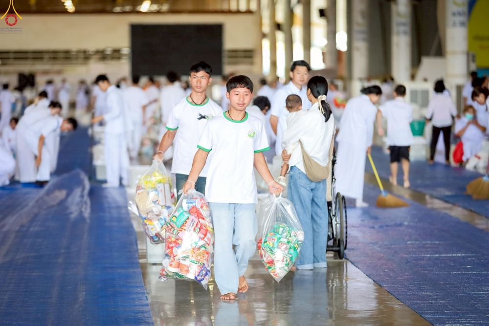 ภาพ No.263980:วันอาทิตย์ที่ 2 พฤศจิกายน พ.ศ. 2568 พิธีตักบาตรอาทิตย์ต้นเดือน ณ บ้านแก้วเรือนทองคุณยายฯ วัดพระธรรมกาย