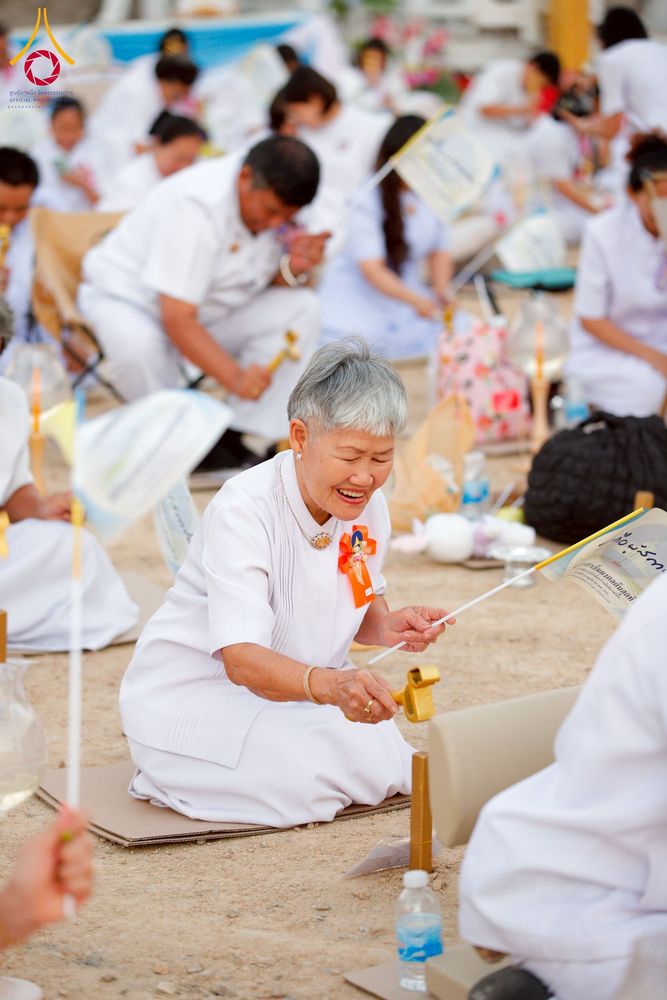 ภาพ No.275208:วันอาทิตย์ที่ 30 พฤศจิกายน พ.ศ. 2568 พิธีตอกเสาเข็ม "สร้างองค์พระเจดีย์เพื่อสร้างสันติภาพโลก" ต้นสุดท้าย ณ ศูนย์ปฏิบัติธรรมระยอง (บ้านช่องลม)