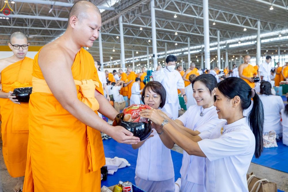 ภาพ No.240521:วันพุธที่ 27 สิงหาคม พ.ศ. 2568 พิธีตักบาตร ในวันธรรมชัย ณ วัดพระธรรมกาย จ.ปทุมธานี