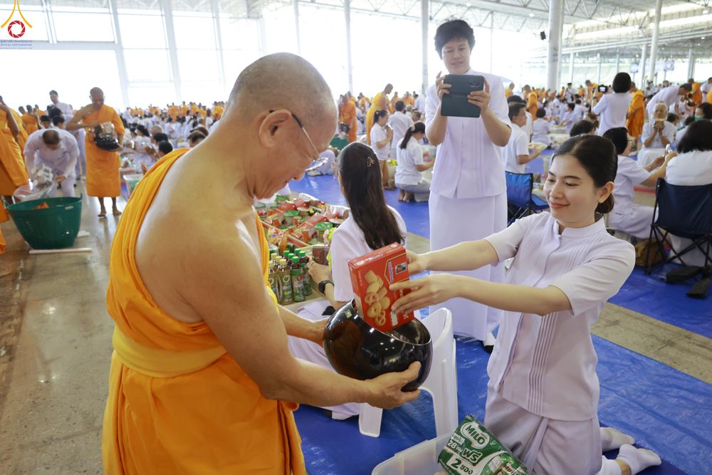 ภาพ No.318188:วันอาทิตย์ต้นเดือนที่ 5 เมษายน พ.ศ.2569 พิธีตักบาตร ณ บ้านแก้วเรือนทองคุณยายอาจารย์ฯ วัดพระธรรมกาย