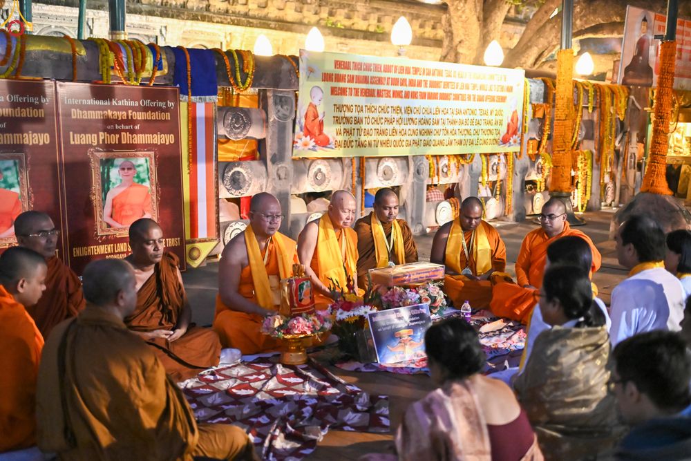 ภาพ No.284103:วันที่ ๔ พฤศจิกายน พุทธศักราช ๒๕๖๘ กฐินสมทบวัดต่างประเทศ โดยคณะศิษยานุศิษย์ บูชาธรรม 81 ปี หลวงพ่อธัมมชโย ณ วัดมหาโพธิ์ เมืองพุทธคยา ประเทศอินเดีย