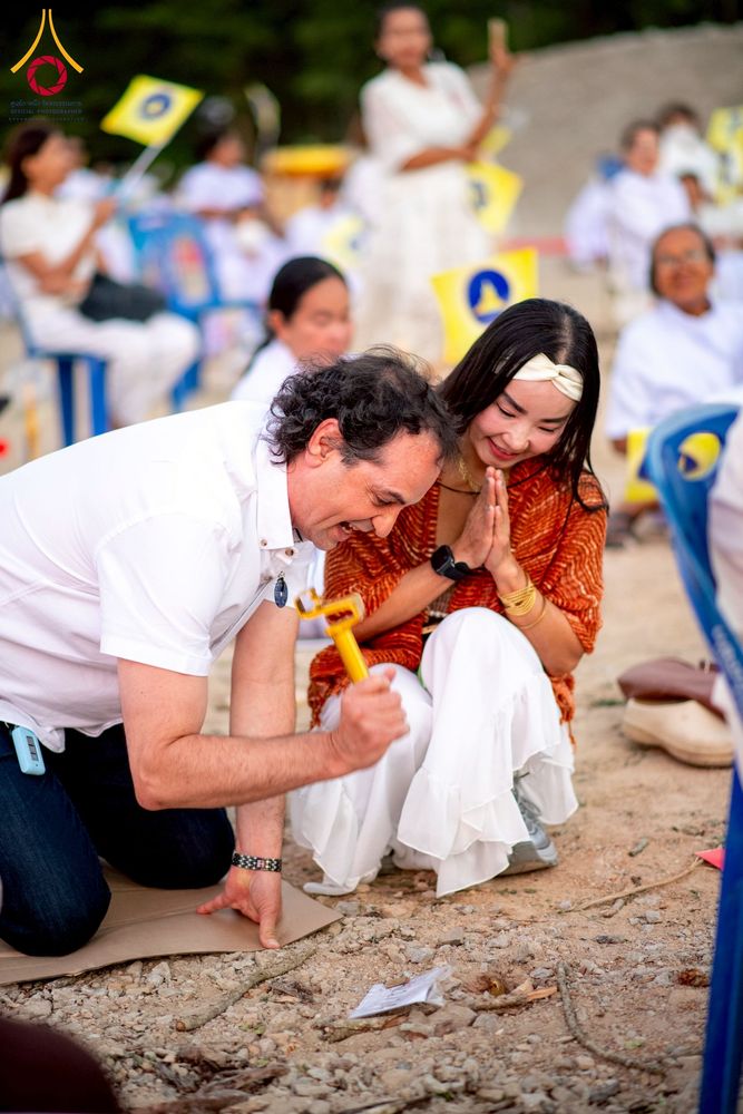 ภาพ No.275218:วันอาทิตย์ที่ 30 พฤศจิกายน พ.ศ. 2568 พิธีตอกเสาเข็ม "สร้างองค์พระเจดีย์เพื่อสร้างสันติภาพโลก" ต้นสุดท้าย ณ ศูนย์ปฏิบัติธรรมระยอง (บ้านช่องลม)