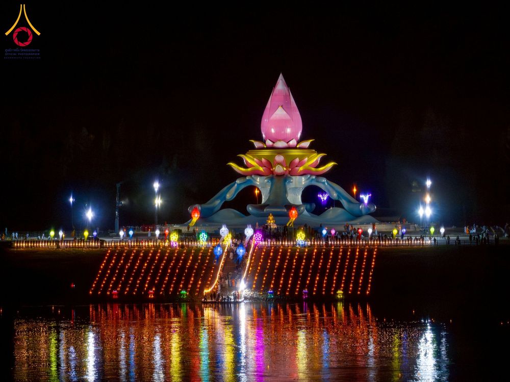 ภาพ No.266234:วันพุธที่ 5 พฤศจิกายน พ.ศ. 2568 (วันพระ ขึ้น 15 ค่ำ เดือน 12) พิธีจุดประทีปโคมลาน, โคมลอย และลอยกระทง ถวายประทีปเป็นพุทธบูชา สร้างความสว่างไสวให้กับแผ่นดินด้วยแสงธรรม ณ พุทธอุทยานนานาชาติ จังหวัดหนองคาย