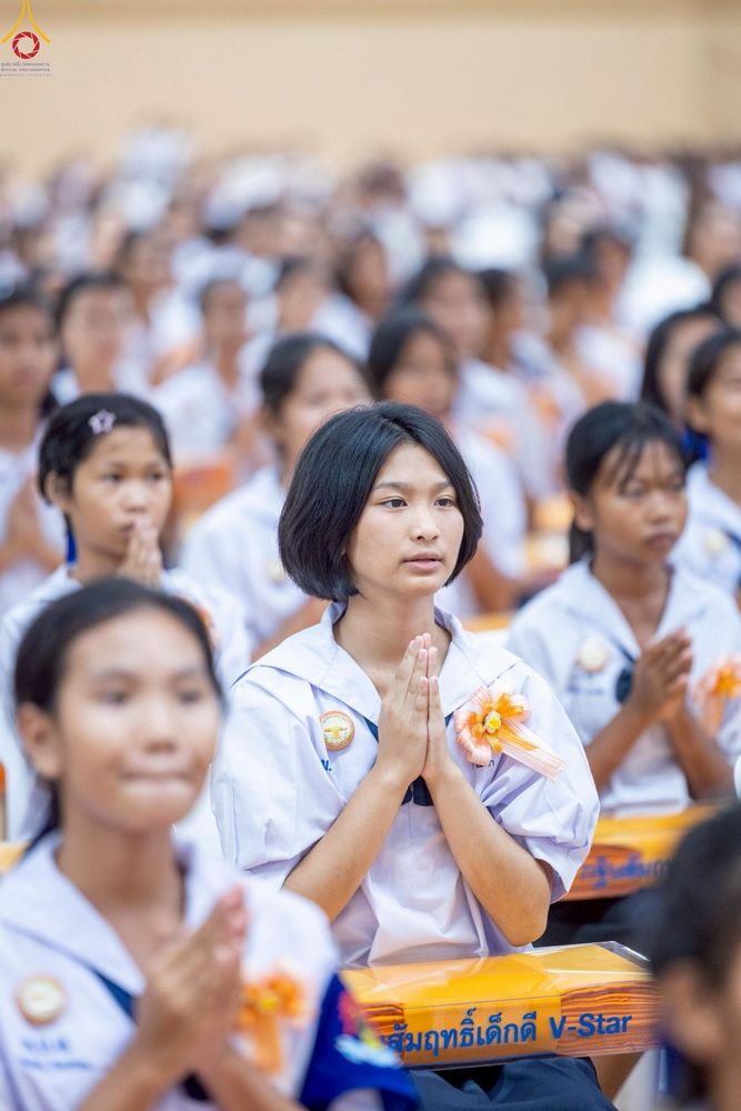 ภาพ No.246050:วันเสาร์ที่ 13 กันยายน พ.ศ. 2568 พิธีมอบผ้าไตรประธานกฐินสัมฤทธิ์เด็กดี V-Star ณ สภาธรรมกายสากล วัดพระธรรมกาย