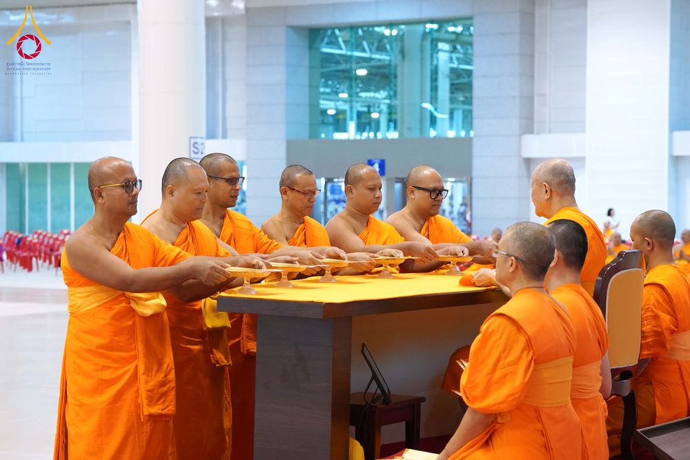 ภาพ No.285030:วันอาทิตย์ที่ 14 ธันวาคม พ.ศ.2568  พิธีปฏิบัติธรรม พิธีถวายภัตตาหารเป็นสังฆทาน พิธีมอบต้นสมบัติจักรพรรดิ ถวายแด่เจ้าอาวาสและประธานสงฆ์ 236 ศูนย์ส่งเสริมศีลธรรมทั่วโลก ณ สภาธรรมกายสากล วัดพระธรรมกาย