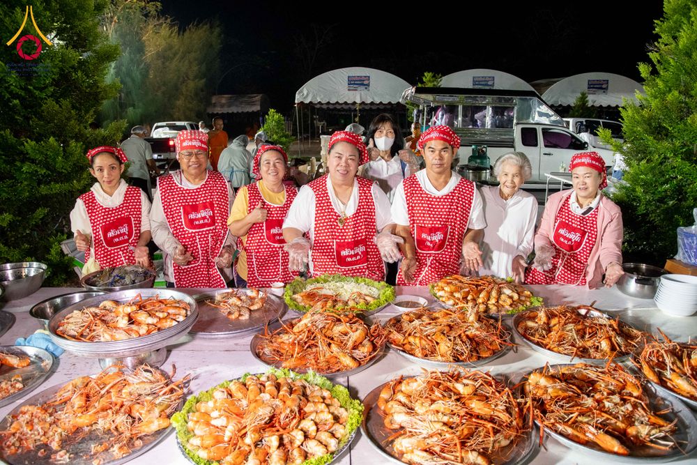 ภาพ No.288765:วันที่ 6 มกราคม พ.ศ. 2569 พิธีถวายภัตตาหารเป็นสังฆทาน แด่พระธรรมยาตรา ในโครงการธรรมยาตรา กตัญญูบูชา มหาปูชนียาจารย์ พระมงคลเทพมุนี(สด จนฺทสโร) พระผู้ปราบมาร อนุสรณ์สถาน 7 แห่ง ปีที่ 14 ณ อนุสรณ์สถานมหาวิหารพระมงคลเทพมุนี (โลตัสแลนด์) อ.สองพี่น้อง จ.สุพรร