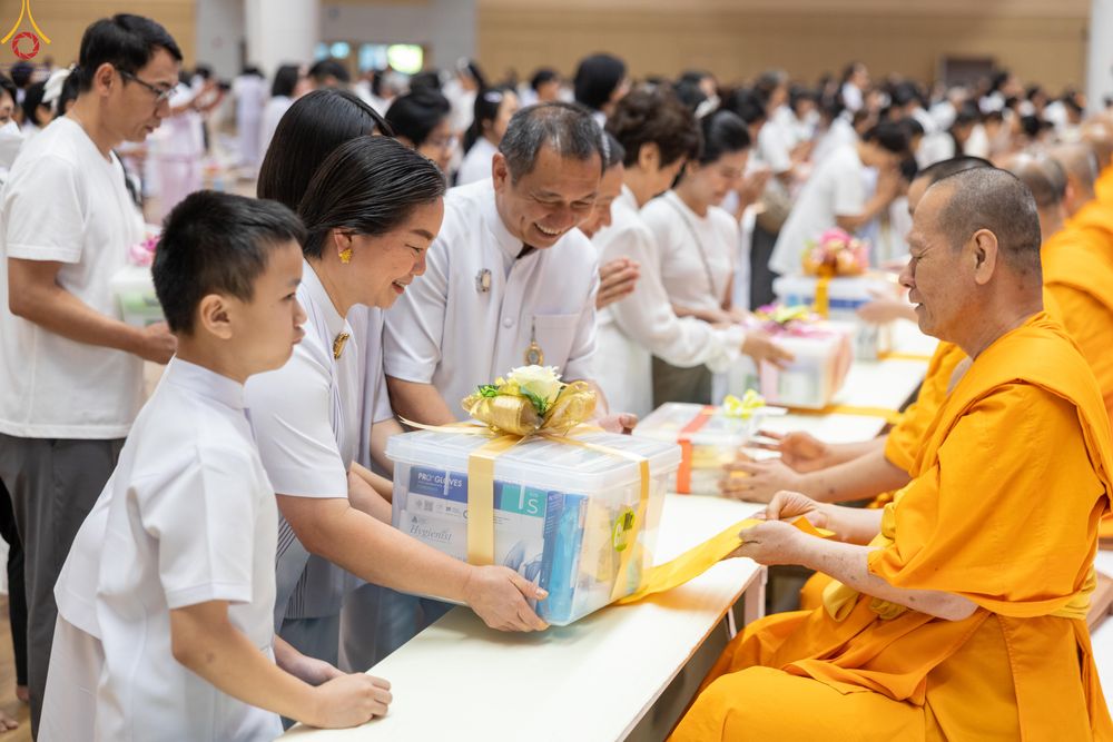 ภาพ No.280606:วันที่ 28 ธันวาคม พ.ศ.2568 พิธีถวายอุปกรณ์ทำความสะอาด ณ ห้องแก้วสารพัดนึก วัดพระธรรมกาย