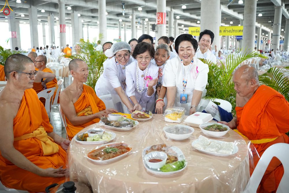 ภาพ No.325861:วันที่ 22 เมษายน พ.ศ.2569(วันคุ้มครองโลก) งานถวายมหาสังฆทาน 40,000 กว่าวัดทั่วประเทศ เจ้าหน้าที่ สาธุชน ร่วมใจจัดเตรียมภัตตาหารเพล (ชุด 2)