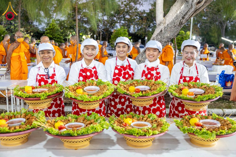 ภาพ No.288269:วันที่ 5 มกราคม พ.ศ. 2569 พิธีถวายภัตตาหารเป็นสังฆทาน แด่พระธรรมยาตรา ในโครงการธรรมยาตรา กตัญญูบูชา มหาปูชนียาจารย์ พระมงคลเทพมุนี(สด จนฺทสโร) พระผู้ปราบมาร อนุสรณ์สถาน 7 แห่ง ปีที่ 14 ณ อนุสรณ์สถานมหาวิหารพระมงคลเทพมุนี (โลตัสแลนด์) อ.สองพี่น้อง จ.สุพรร