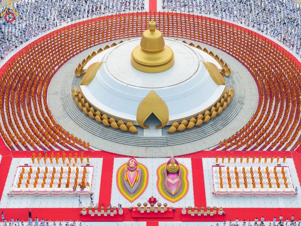 ภาพ No.200568:พิธีจุดประทีปถวายเป็นพุทธบูชา และบูชาธรรมมหาปูชนียาจารย์ ณ อนุสรณ์สถานบางปลา วัดบางปลา อำเภอบางเลน จังหวัดนครปฐม ในโครงการธรรมยาตรา กตัญญูบูชา มหาปูชนียาจารย์ พระมงคลเทพมุนี(สด จนฺทสโร) พระผู้ปราบมาร อนุสรณ์สถาน 7 แห่ง ปีที่ 13 วันที่ 23 มกราคม พ.ศ. 2568