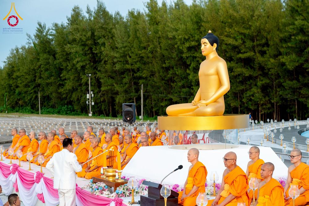 ภาพ No.250410:วันอังคารที่ 7 ตุลาคม พ.ศ. 2568 พิธีจุดประทีปบูชาพระรัตนตรัย ณ ลานธรรมปทุมรัตน์ธรรมเจดีย์ พุทธอุทยานนานาชาติ อ.โพนพิสัย จ.หนองคาย